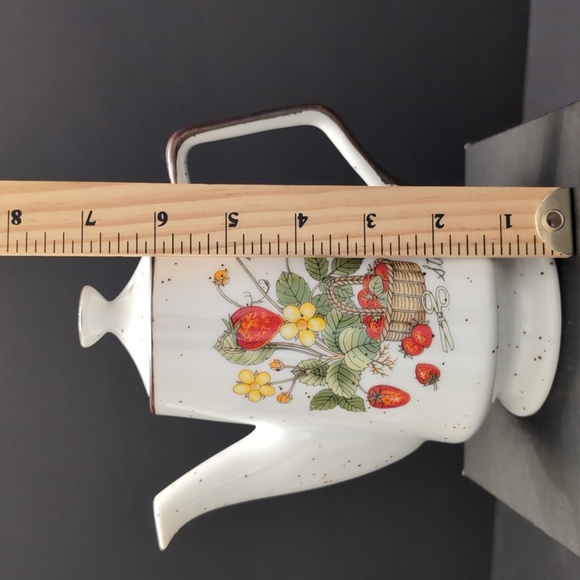 VGT,Klassen Giftware Sakatoon Ceramic Teapot with Wild Strawberry Pattern. - Picture 11 of 11